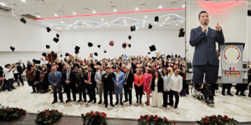 Encabeza Francisco Chavira Graduación de la UNT en Ciudad Victoria
