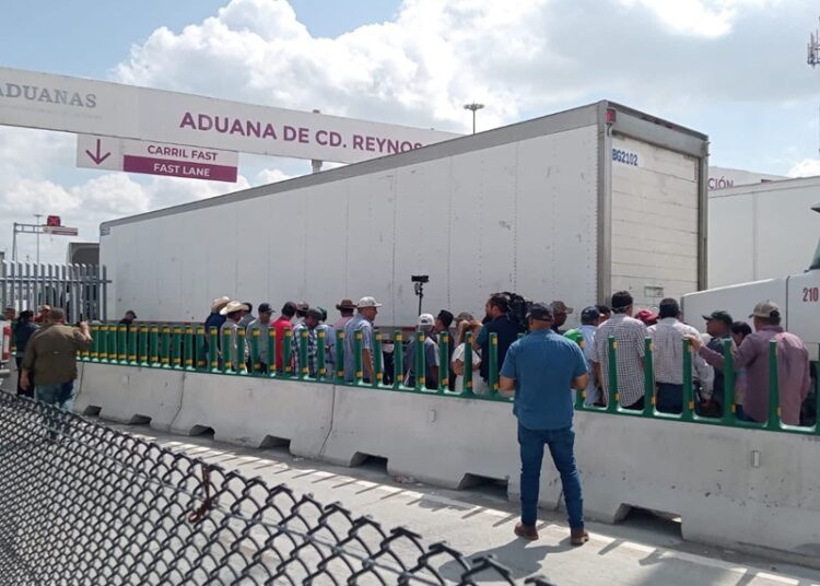 Realizan productores un nuevo bloqueo al puente internacional Reynosa-Pharr