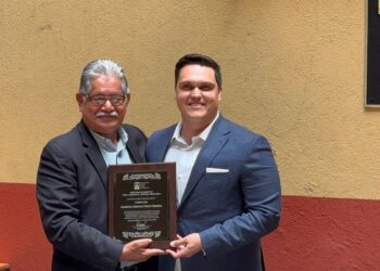 Recibe reconocimiento Ing. Marte R. Gómez Segura, en CDMX, el presidente de la JUGOB