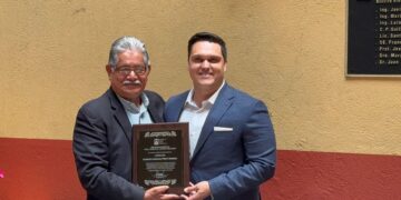 Recibe reconocimiento Ing. Marte R. Gómez Segura, en CDMX, el presidente de la JUGOB