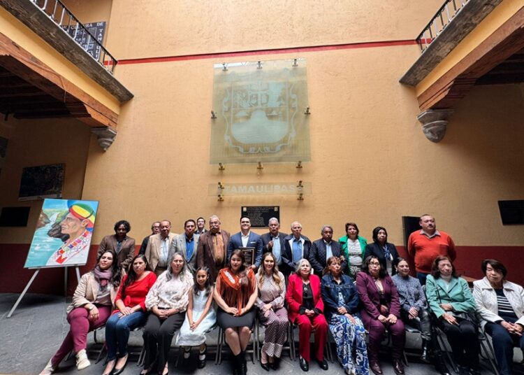 Recibe reconocimiento Ing. Marte R. Gómez Segura, en CDMX, el presidente de la JUGOB