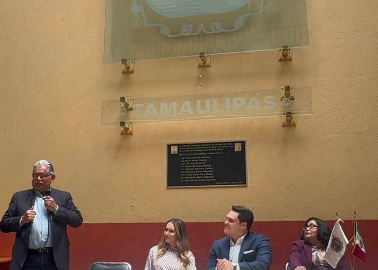 Recibe reconocimiento Ing. Marte R. Gómez Segura, en CDMX, el presidente de la JUGOB