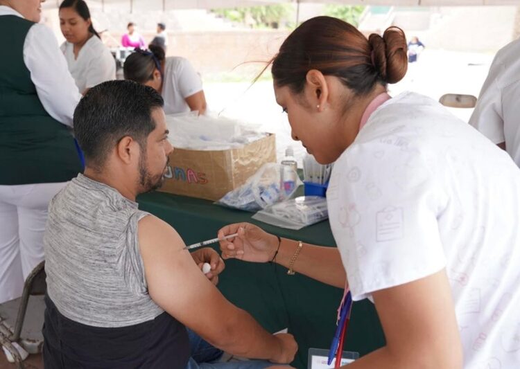 Responden ciudadanos a jornada de vacunación Drive Thru del Gobierno de NLD