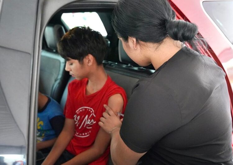 Responden ciudadanos a jornada de vacunación Drive Thru del Gobierno de NLD