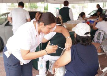 Responden ciudadanos a jornada de vacunación Drive Thru del Gobierno de NLD