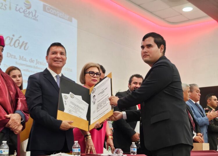Encabeza Francisco Chavira Graduación de la UNT en Ciudad Victoria