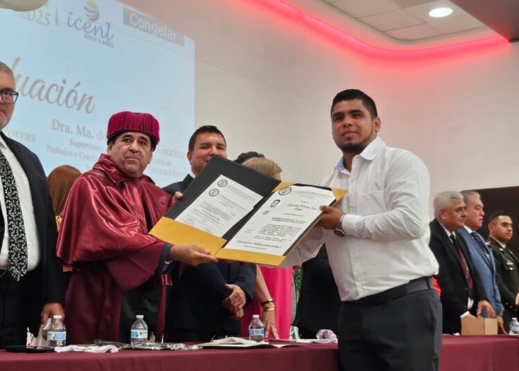 Encabeza Francisco Chavira Graduación de la UNT en Ciudad Victoria