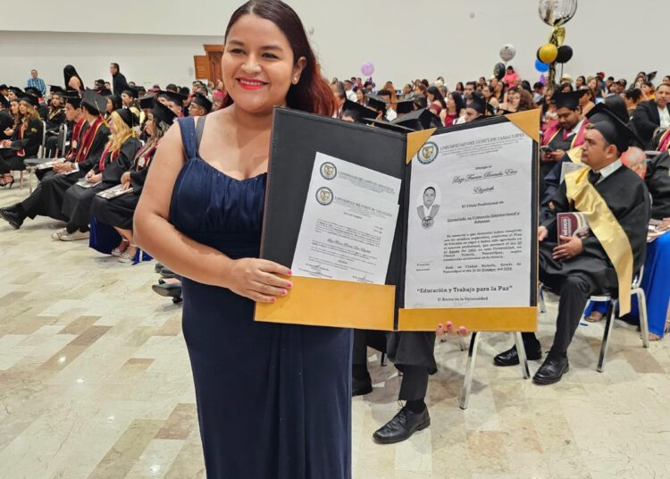 Encabeza Francisco Chavira Graduación de la UNT en Ciudad Victoria