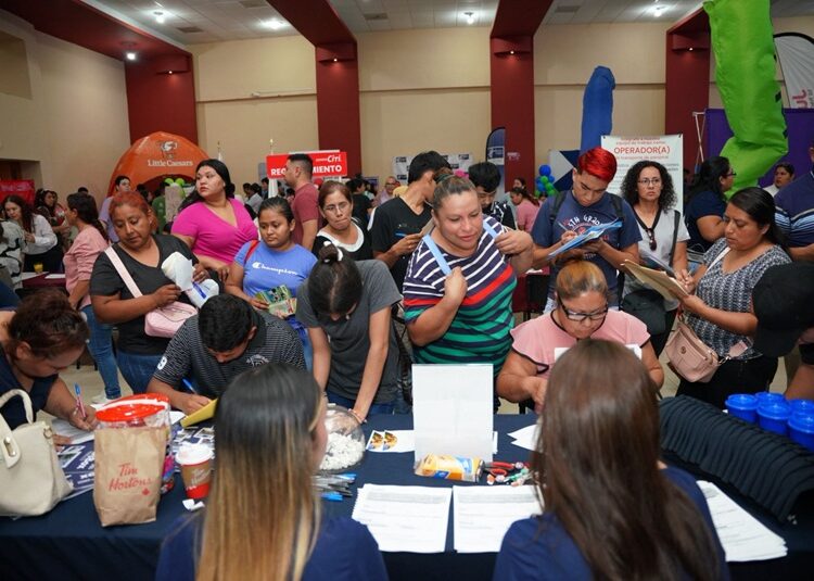 Acuden más de 2 mil ciudadanos a ‘Feria del Empleo’ del Gobierno de NLD