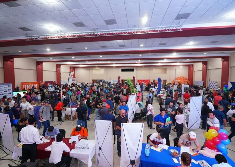 Acuden más de 2 mil ciudadanos a ‘Feria del Empleo’ del Gobierno de NLD