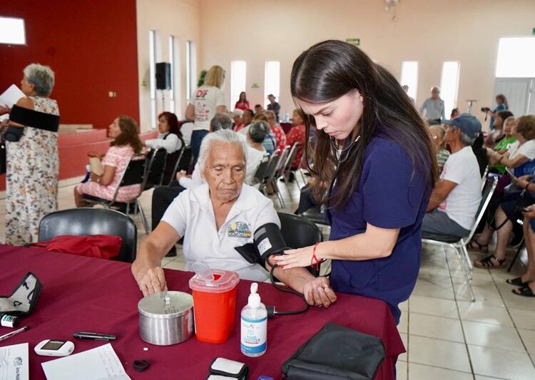 Adultos mayores reciben atención integral en brigada gratuita del DIF NLD