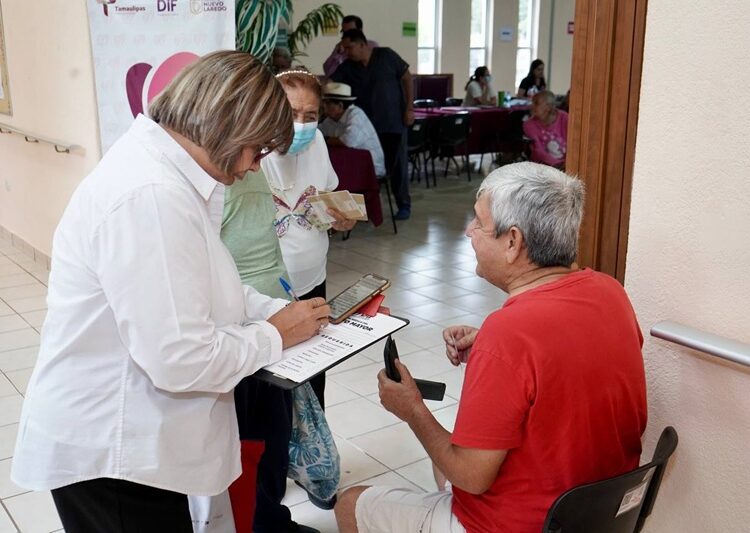 Adultos mayores reciben atención integral en brigada gratuita del DIF NLD