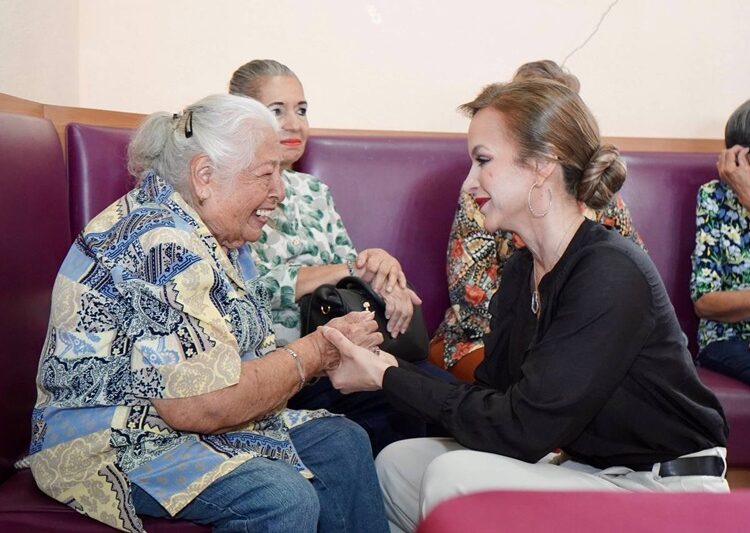 Adultos mayores reciben atención integral en brigada gratuita del DIF NLD