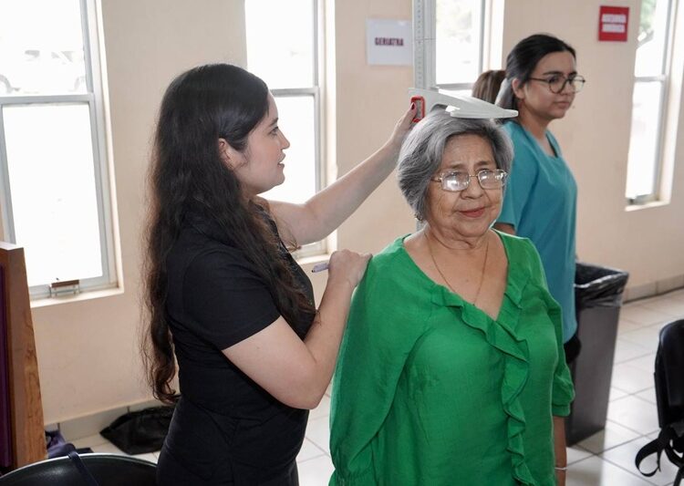 Adultos mayores reciben atención integral en brigada gratuita del DIF NLD