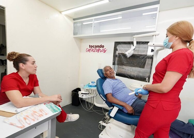 Adultos mayores reciben atención integral en brigada gratuita del DIF NLD