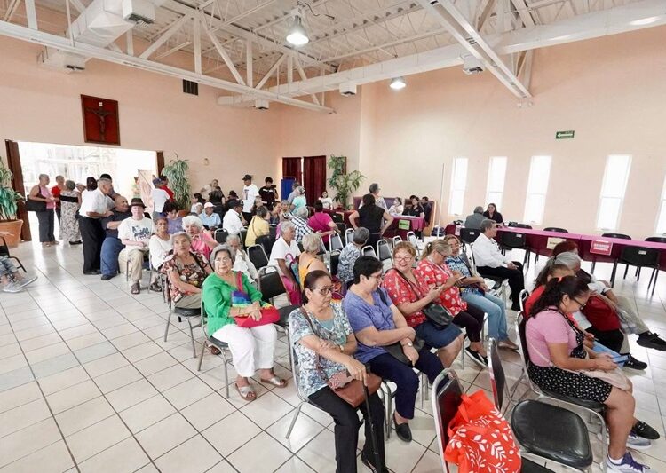 Adultos mayores reciben atención integral en brigada gratuita del DIF NLD