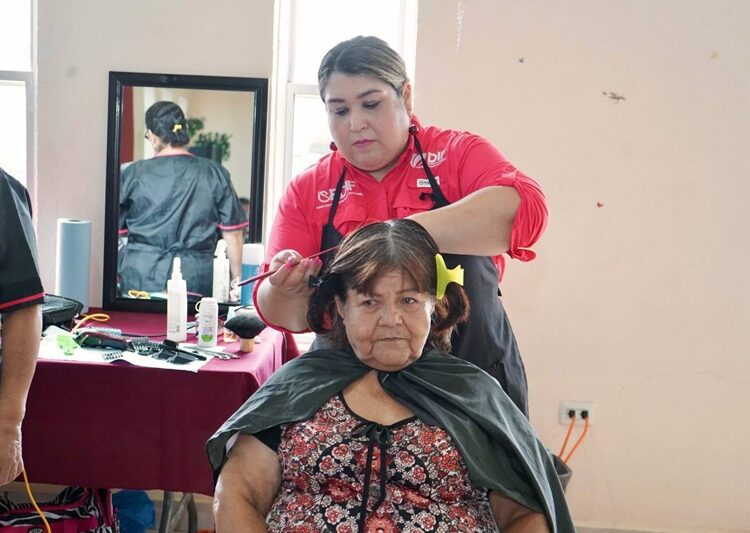 Adultos mayores reciben atención integral en brigada gratuita del DIF NLD