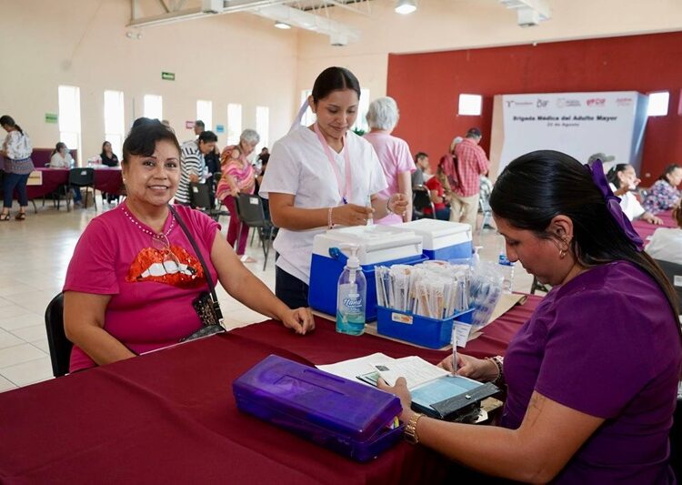 Adultos mayores reciben atención integral en brigada gratuita del DIF NLD