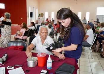 Adultos mayores reciben atención integral en brigada gratuita del DIF NLD