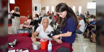 Adultos mayores reciben atención integral en brigada gratuita del DIF NLD