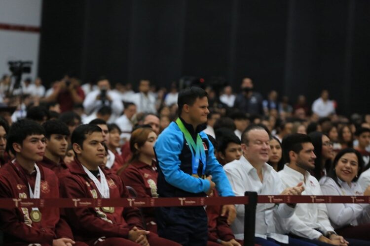 Américo reconoce a deportistas y jóvenes tamaulipecos
