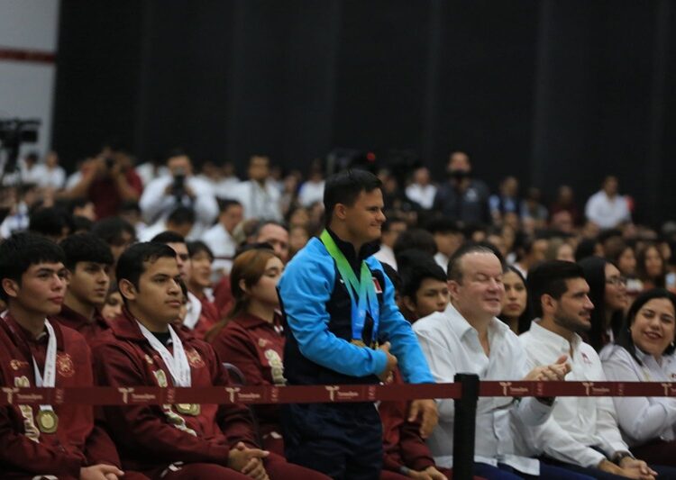 Américo reconoce a deportistas y jóvenes tamaulipecos