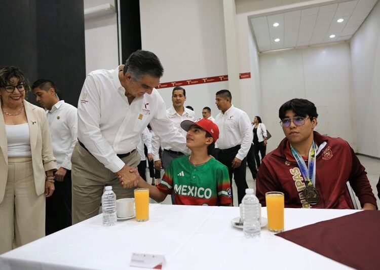 Américo reconoce a deportistas y jóvenes tamaulipecos