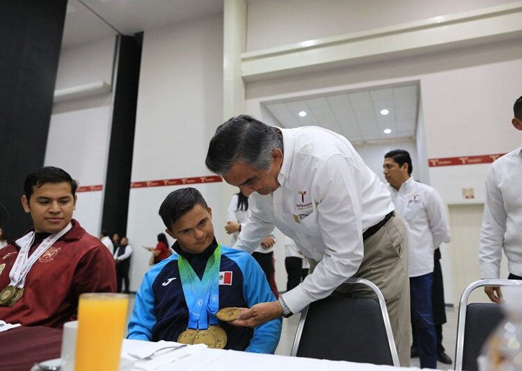 Américo reconoce a deportistas y jóvenes tamaulipecos