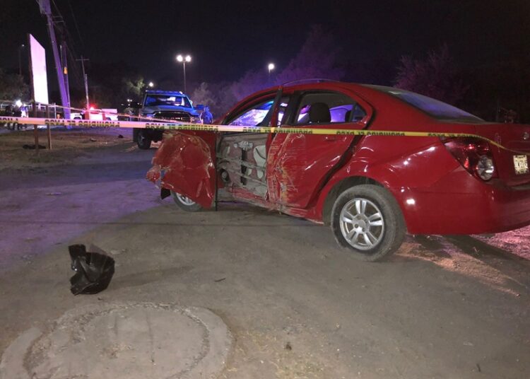 Auto embiste y mata a motociclista