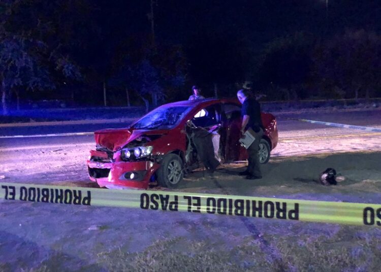 Auto embiste y mata a motociclista