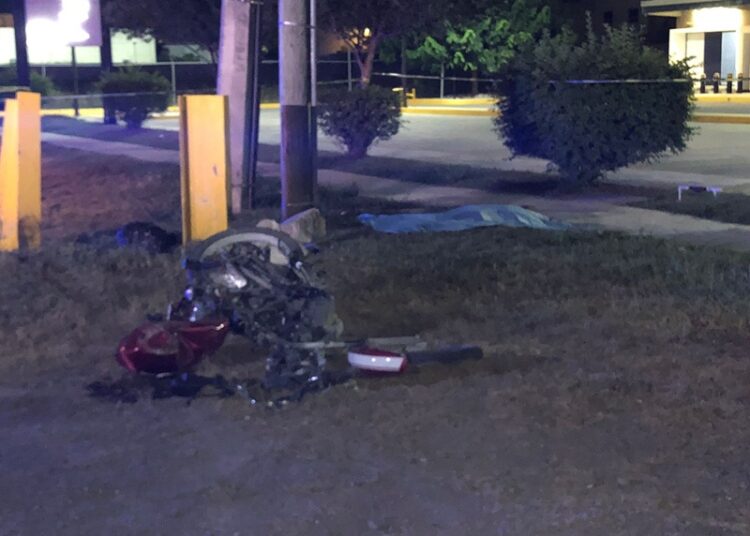 Auto embiste y mata a motociclista