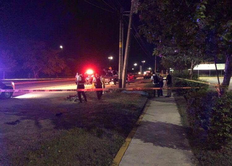 Auto embiste y mata a motociclista