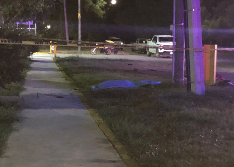 Auto embiste y mata a motociclista