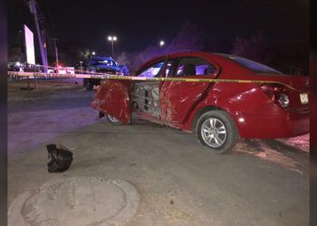 Auto embiste y mata a motociclista