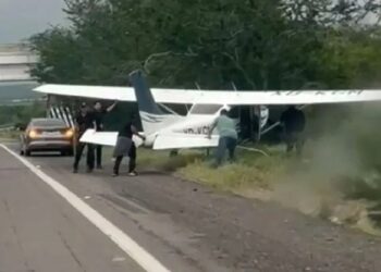 Avioneta aterriza de emergencia en autopista Mazatlán-Culiacán