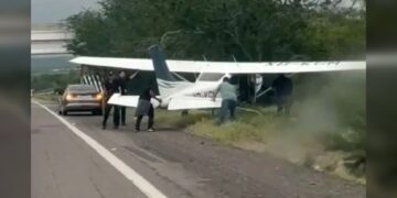 Avioneta aterriza de emergencia en autopista Mazatlán-Culiacán