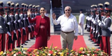 Con honores, Guatemala recibe a CSP para reunión bilateral