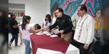 DIF Tamaulipas entrega apoyos económicos a estudiantes de PANNARTI en NLD