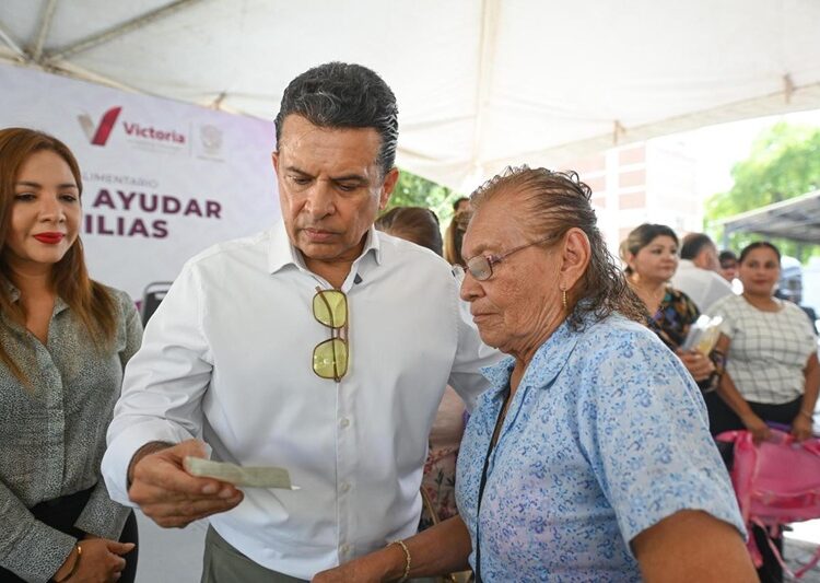 Encabezan Lucy y Lalo tercera entrega de apoyos alimentarios en Victoria