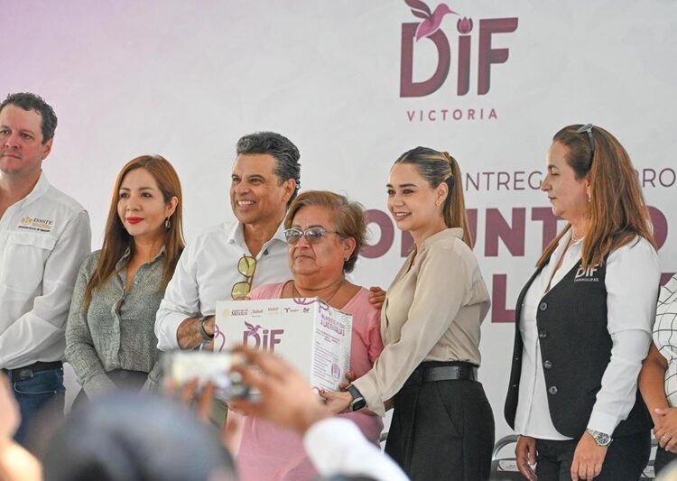 Encabezan Lucy y Lalo tercera entrega de apoyos alimentarios en Victoria