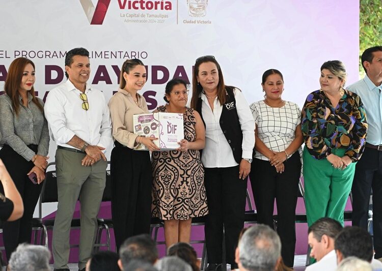 Encabezan Lucy y Lalo tercera entrega de apoyos alimentarios en Victoria