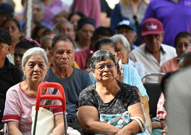 Encabezan Lucy y Lalo tercera entrega de apoyos alimentarios en Victoria