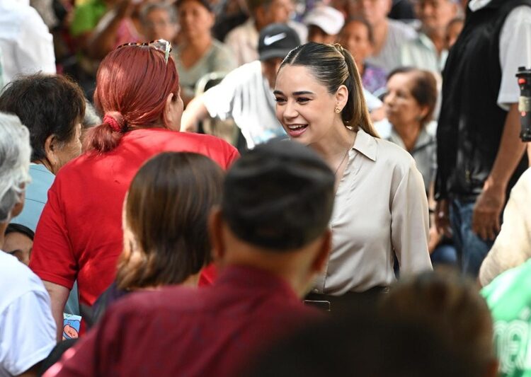 Encabezan Lucy y Lalo tercera entrega de apoyos alimentarios en Victoria