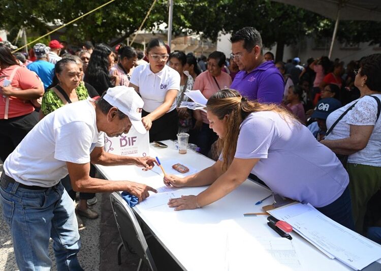 Encabezan Lucy y Lalo tercera entrega de apoyos alimentarios en Victoria