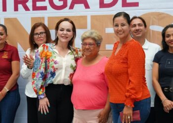 Entrega Carmen Lilia 155 pares de lentes a familias neolaredenses