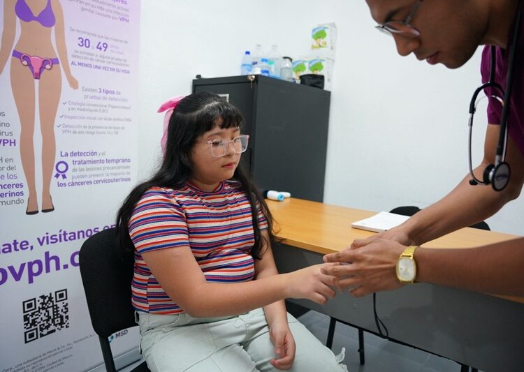 Entrega Gobierno de NLD más de mil certificados médicos gratuitos