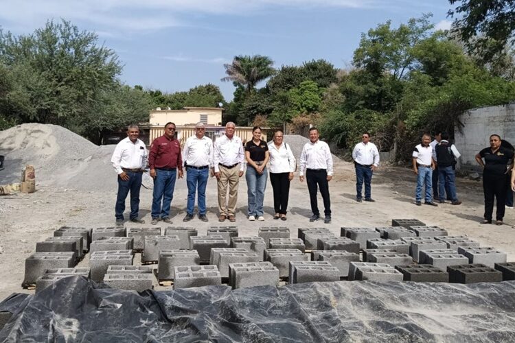 Entrega ITAVU bloquera que convierte esfuerzo comunitario en hogares