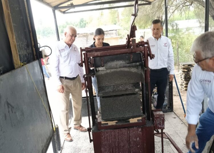 Entrega ITAVU bloquera que convierte esfuerzo comunitario en hogares