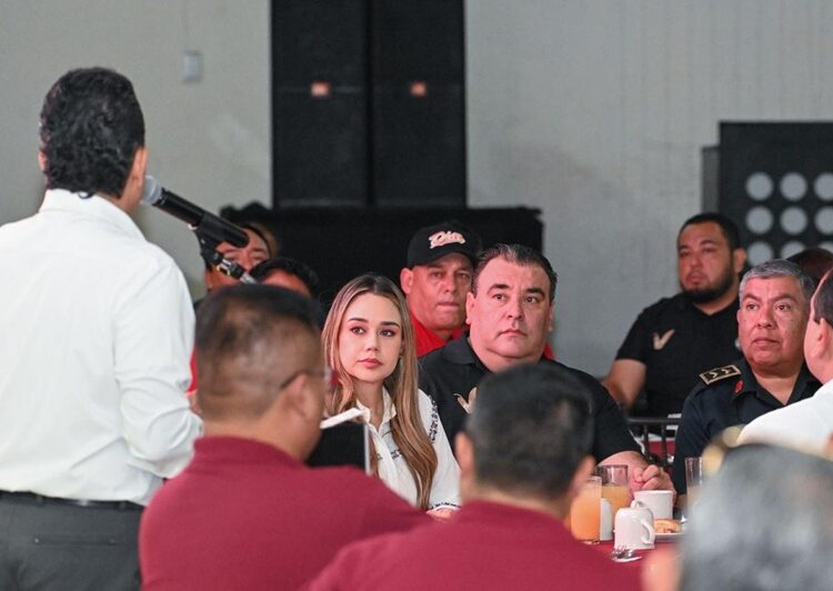 Festeja alcalde Lalo Gattás a bomberos de Victoria