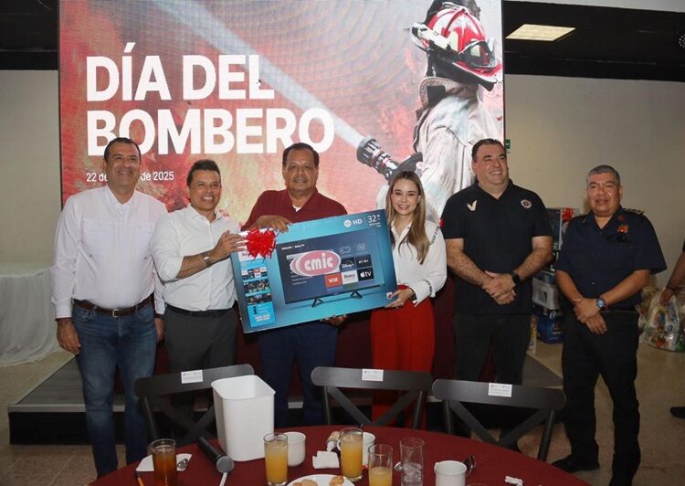 Festeja alcalde Lalo Gattás a bomberos de Victoria